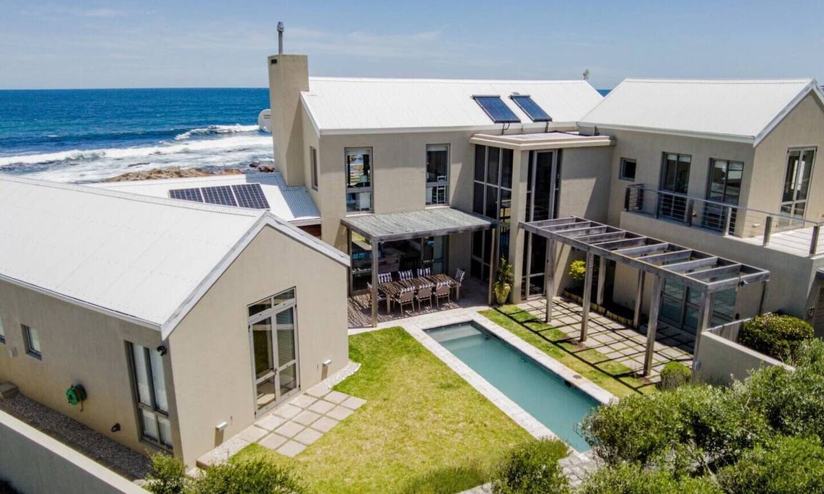Sandbaai Villa | Southern Comfort | Seafront | Pool & cliff path