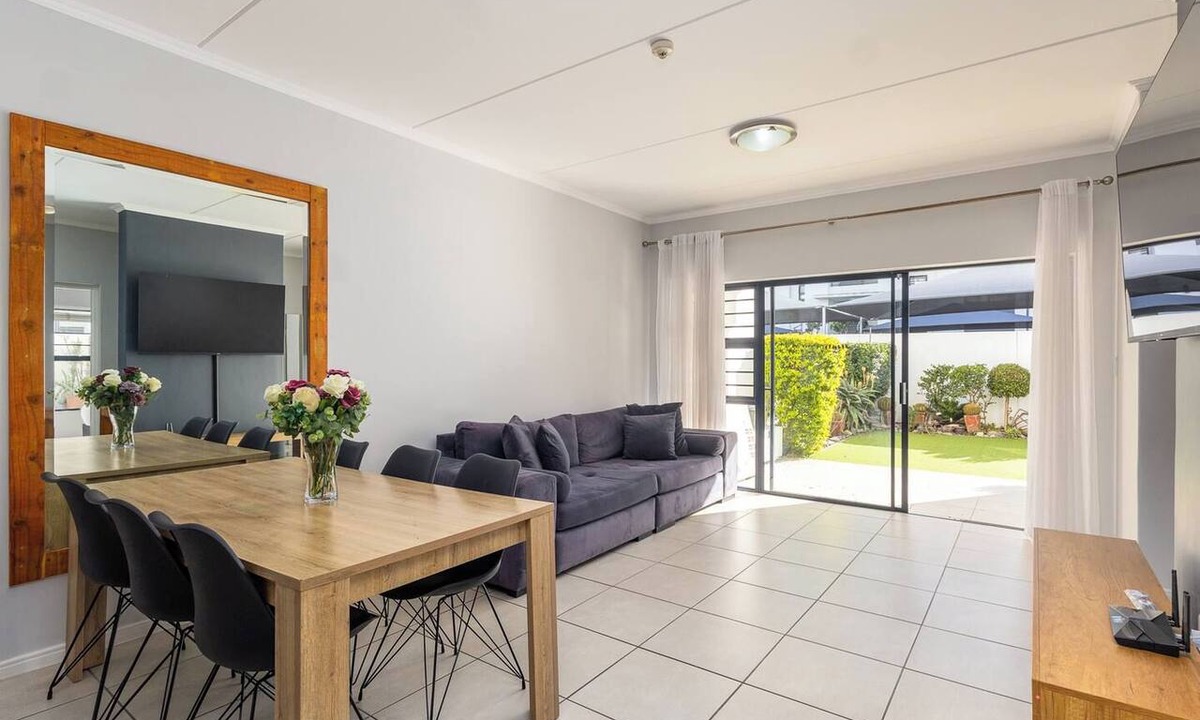 Bloubergstrand Apartment | Spacious 3br | Garden, Pool, gym & parking by ctha
