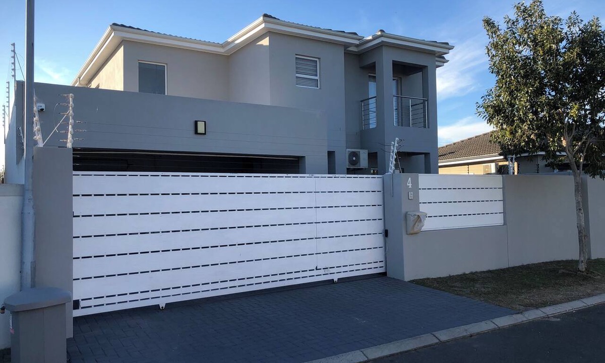 Bloubergstrand House | Spacious 4-bedroom house in superb Cape Town with AC