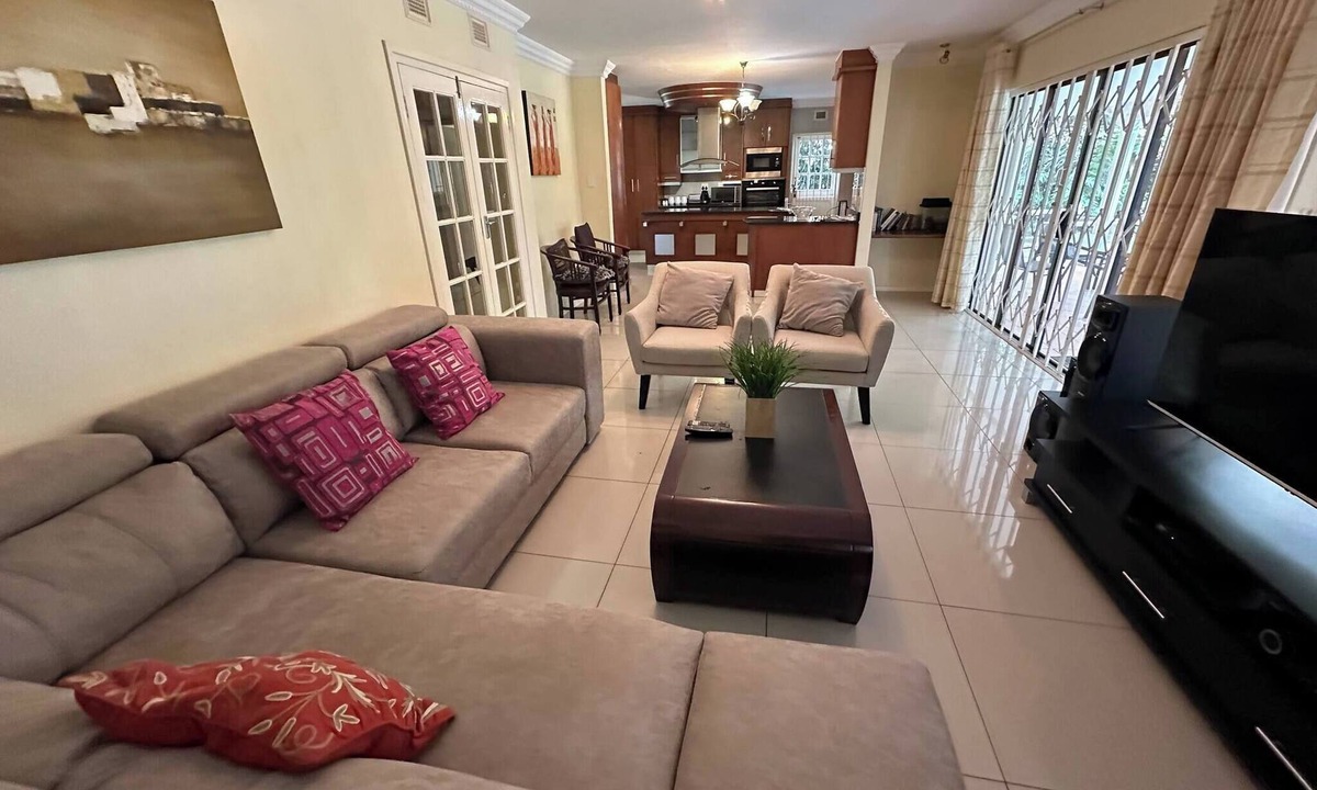 Kloof House | Spacious 4BR Home Pool & Balconies Krantzkloof