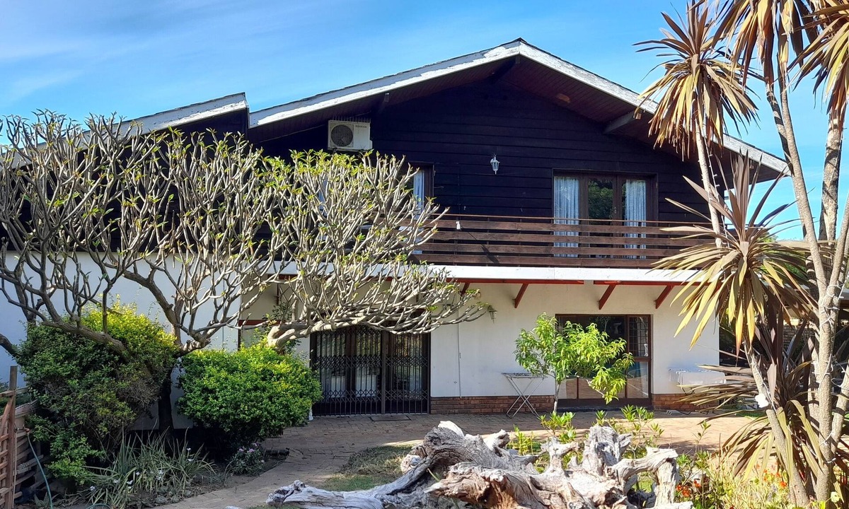 Somerset West Apartment | Spacious apartment in the heart of the winelands with sea and mountain views.
