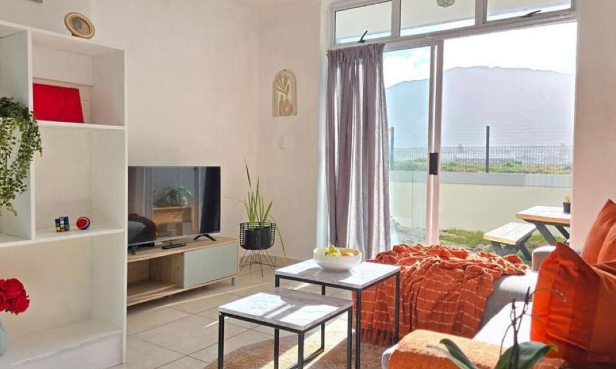 Muizenberg Apartment | Steps from the Beach, Muizenberg Home