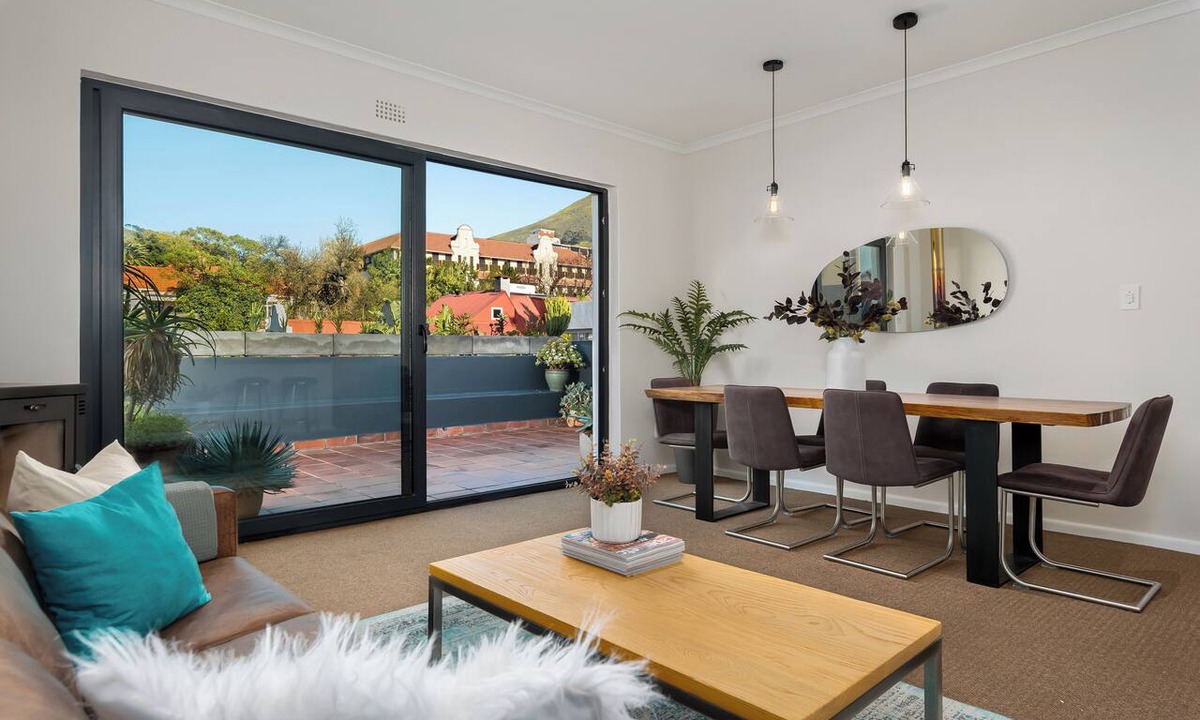 Cape Town City Centre Apartment | Stunning Bright Apartment With Mountain Views