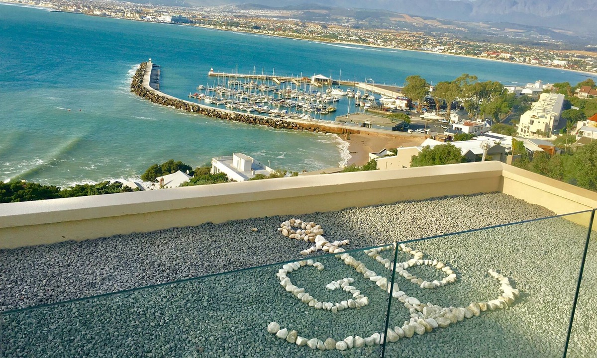 Mountainside Apartment | Stunning ocean and harbour views