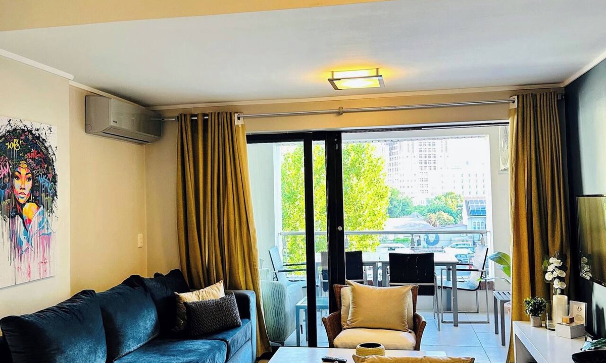 Bo'Kaap Apartment | Stylish 2-Bed Apartment with Pool, Gym & Mountain Views. Walk to V&A Waterfront!