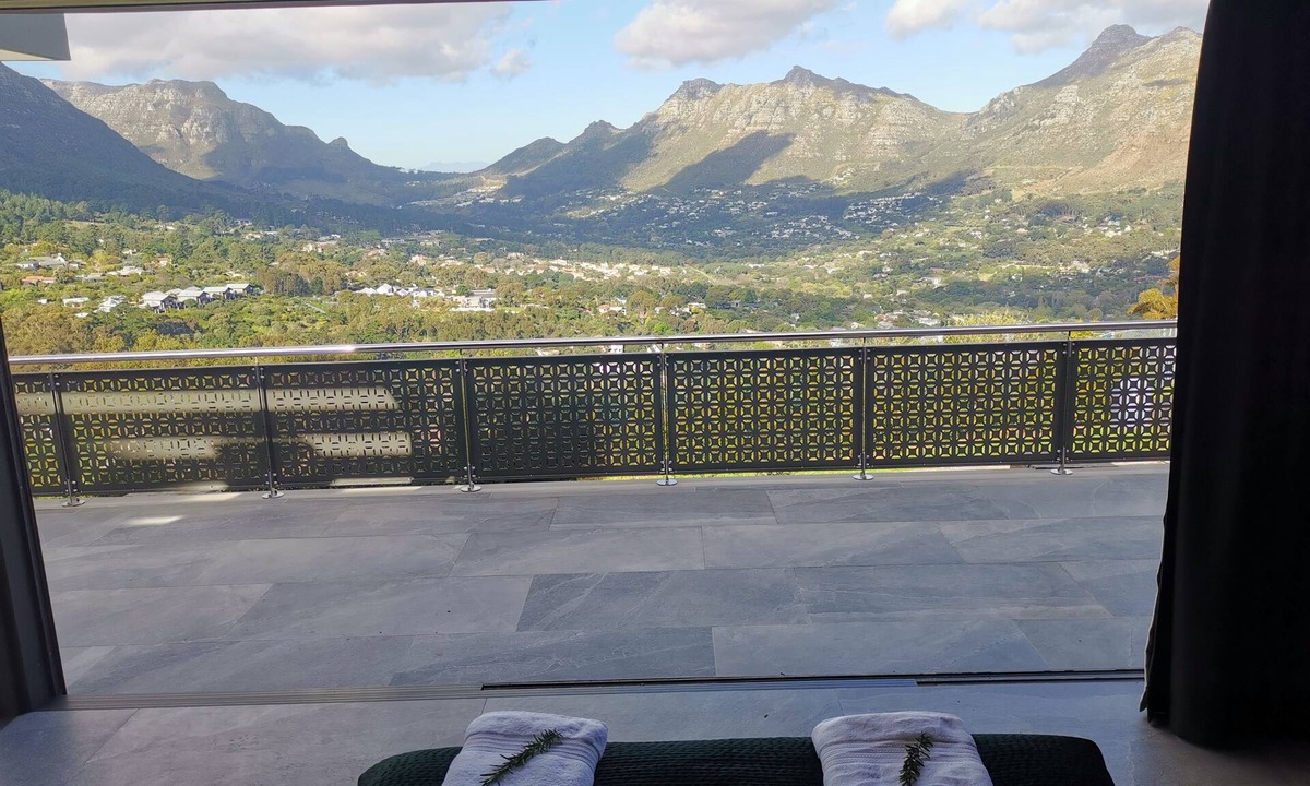 Hout Bay Apartment | Stylish Apartment with Stunning Views over Hout Bay