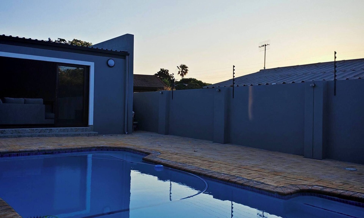 Flamingo Vlei House | Stylish Studio Room with Shared Pool Near Table View Beach