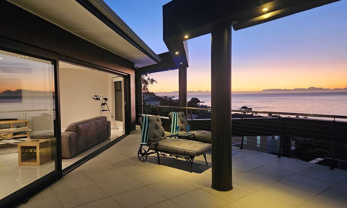 Mountainside House | Sugar Beach Penthouse - Central 3 Bedroom Sea View with Pool and large Verandas