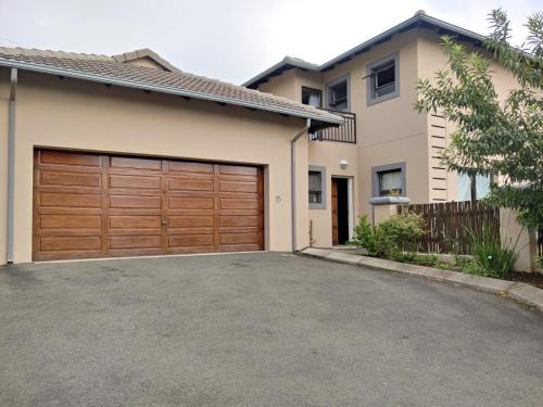 Krugersdorp Villa | Sunrise Mountain Views