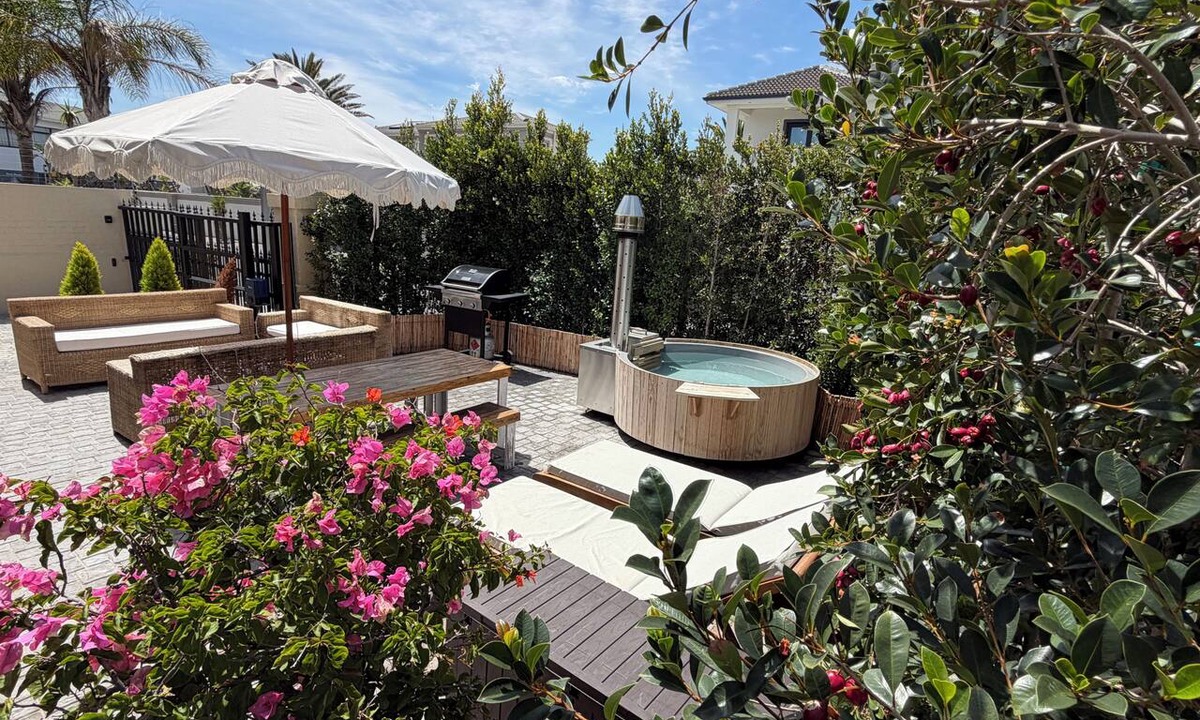 Sunset Beach Cottage | Sunset Beach Villa Luxury Beach Cottage - Hot Tub - On the beach - Cape Town