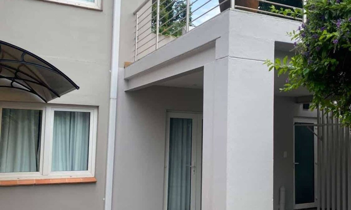 Greater Johannesburg Metropolitan Area Apartment | Swithins House – Peaceful 2-Bedroom in Johannesburg.