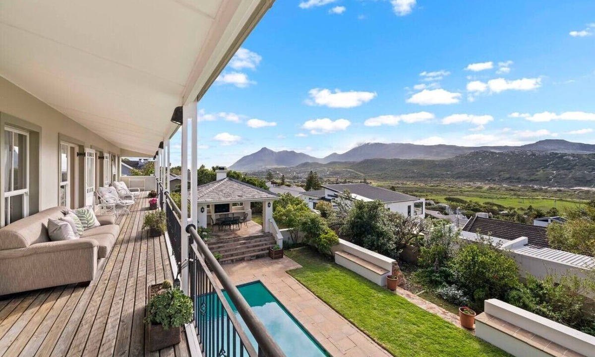 Fish Hoek Apartment | The Lookout 3 bedroom home in Fish Hoek