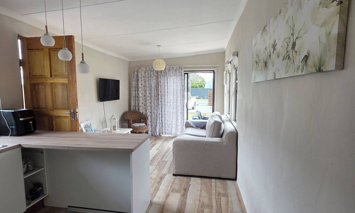 Gonubie Apartment | Tranquil 1-bedroom Apartment Near Gonubie Beach