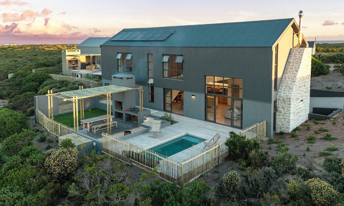 Gansbaai House | Tranquil 3-Bedroom Barn In Private Beach and Fynbos Estate