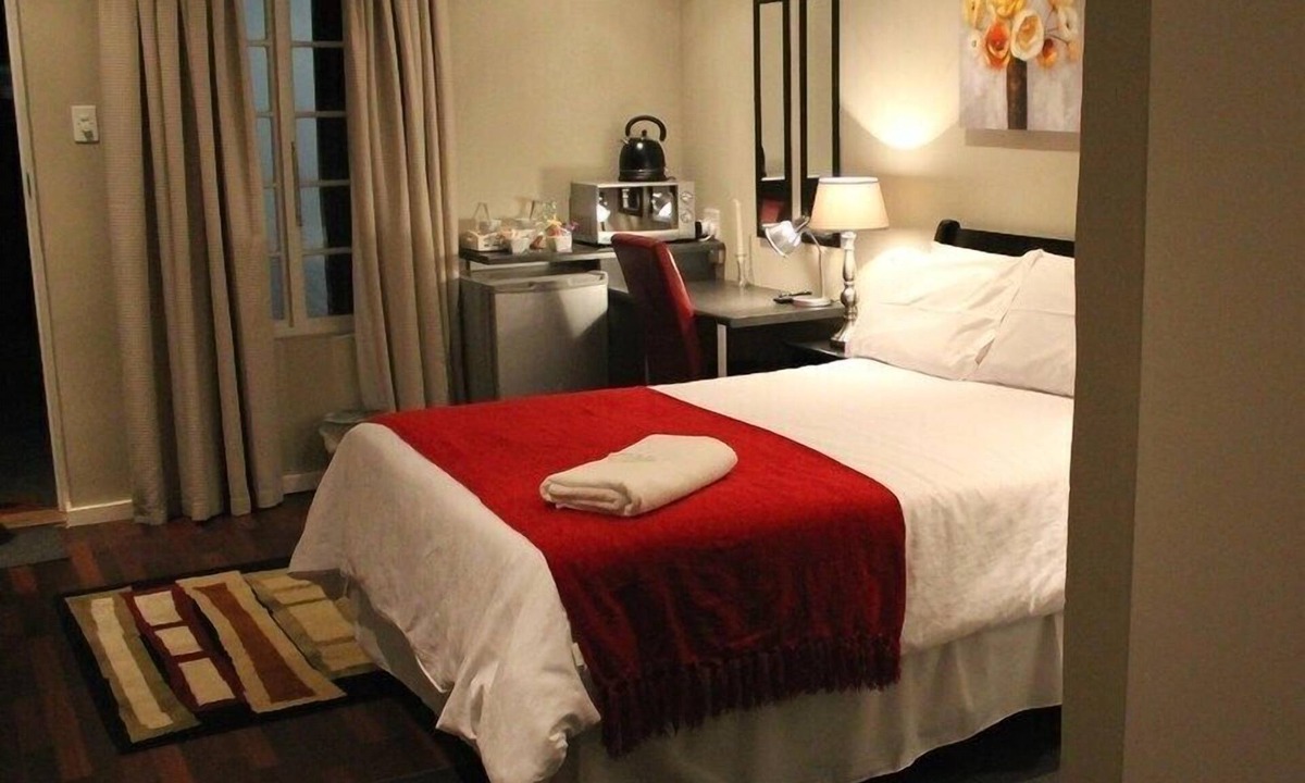 Komani Bed & Breakfast | Tranquil House B&B @ 10 Berry St