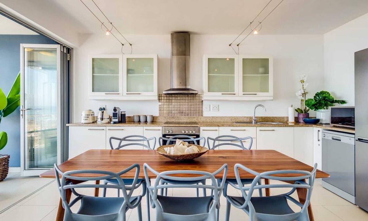 Mouille Point Apartment | Uninterrupted Ocean Views in Mouille Point (Atlantic Vistas)
