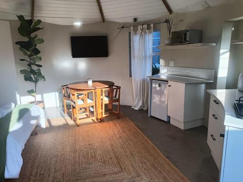 Sandbaai Apartment | Unique, cozy rondavel 200m from the sea