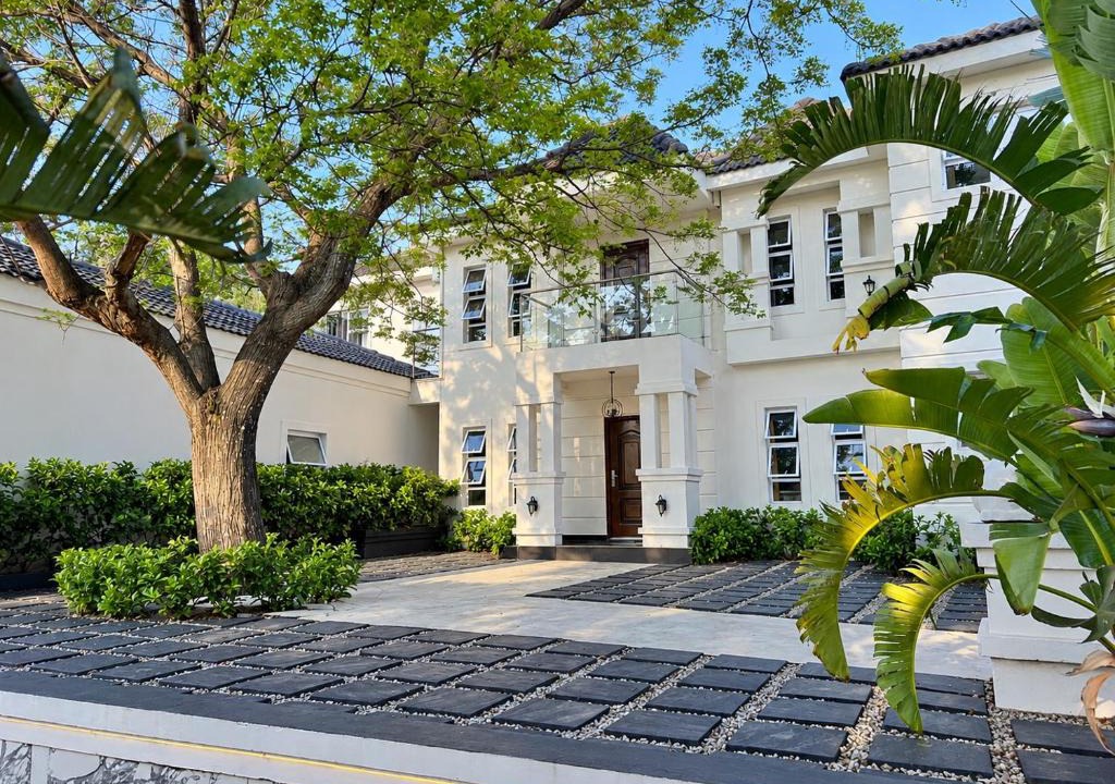 Greater Johannesburg Metropolitan Area Villa | Vale Boutique 11 bdr Villa with Outdoor Cinema, 2 Jacuzzis & banquet Hall