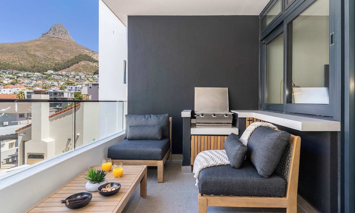 Sea Point Apartment | Views, BBQ, Balcony, Sea Point - Jade Views Studio