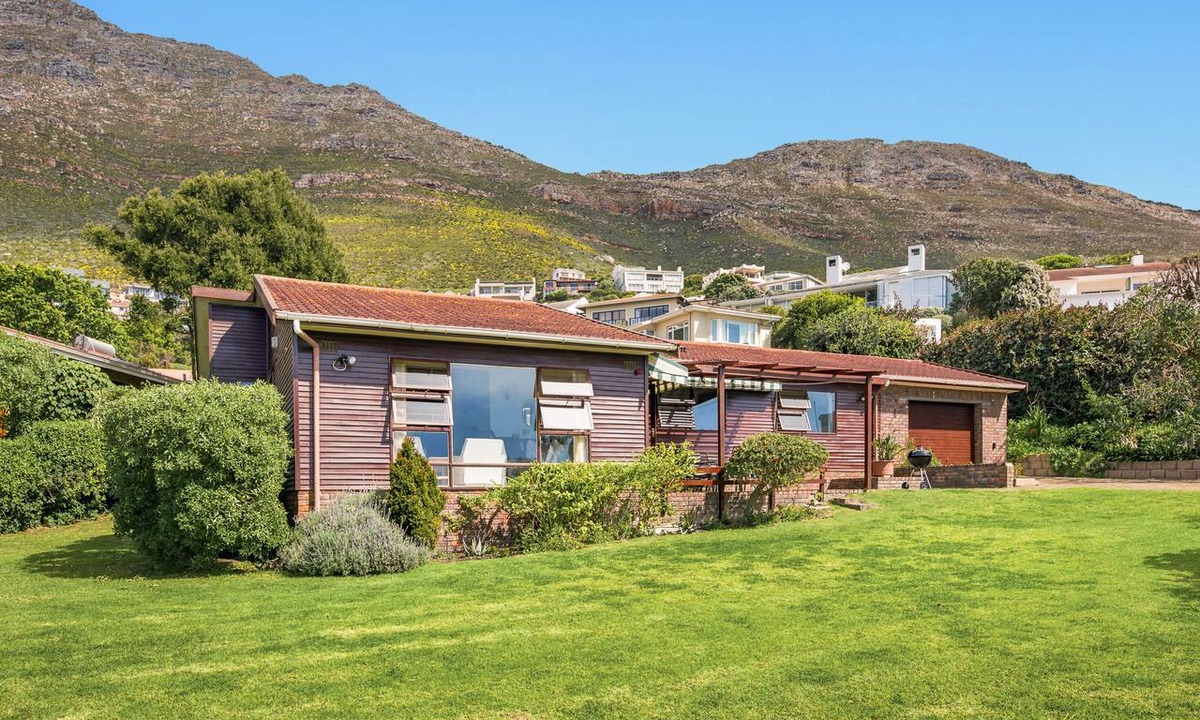 Simon's Town House | Views, Beaches, Barbeques and more at Tom's Cabin: 3 Bedrooms, Sleeps 6