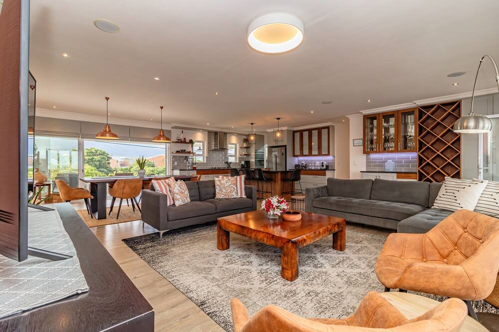 Vermont Apartment | Villa Azure | Hermanus | Mountain & sea Views