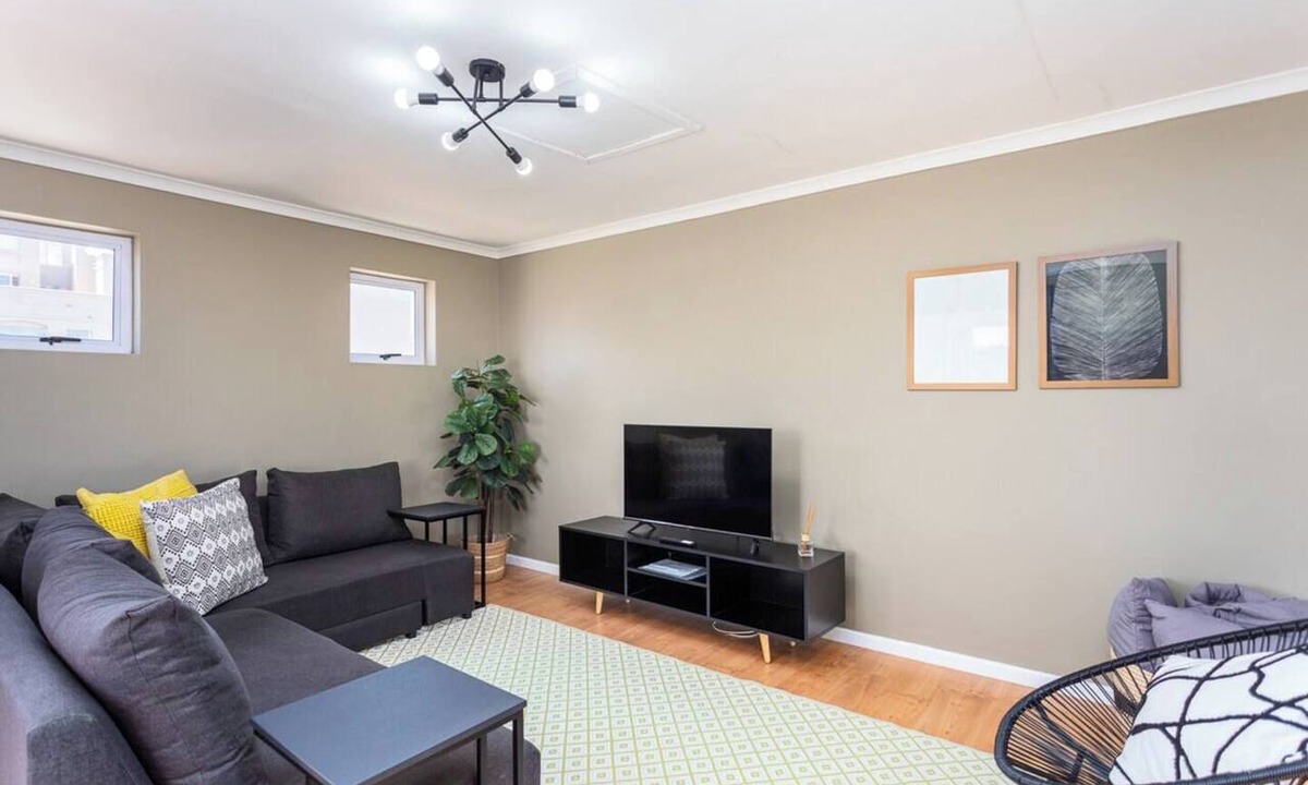 Century City Apartment | Villa Italia 933 by Ctha
