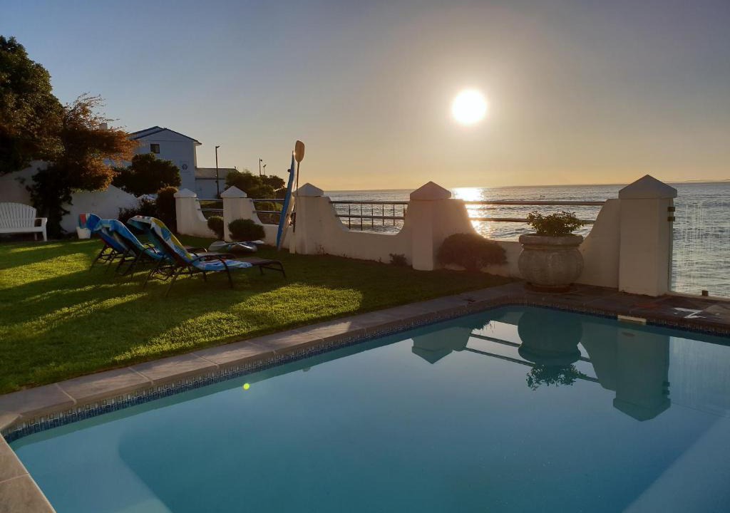 Strand Villa | Westbank Private Beach Villa, 4 Bedrooms, Private pool, on the Beach!