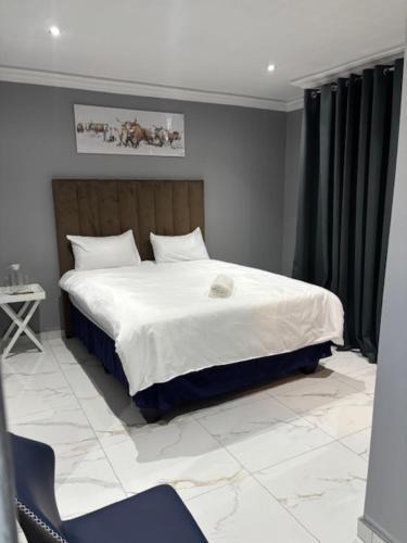 Pixley ka Seme Hotel | Zeus Guest House