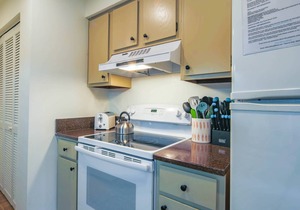 Community Pool & Tennis Courts; Ground Floor Villa w/Wooded Lagoon View; Easy Harbourtown Access! in Hilton Head Island