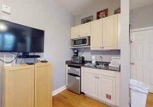 Cozy studio near the beach w/bright interior, shared pool, & prime location in Seacrest