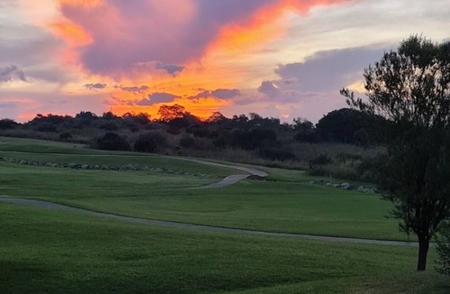 Greater Johannesburg Metropolitan Area Apartment | 1 bedroom apartment in a secure Golf Estate in Northriding, has Wifi and Netflix