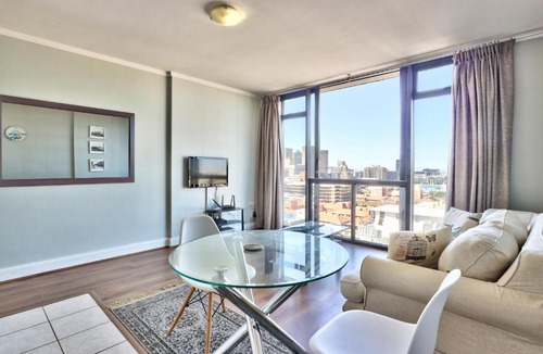 Cape Town City Centre Apartment | 140I Four Seasons