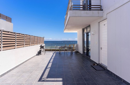 Big Bay Apartment | 167 Eden on the Bay is a self catering apartment 50 meters from Big Bay beach.