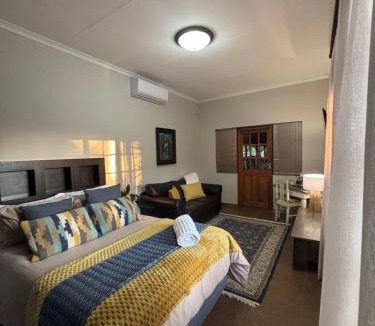 Westdene Apartment | 18 on Athlone Cosy self-catering flat