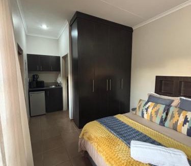 Westdene Apartment | 18 on Athlone Cosy self-catering flat
