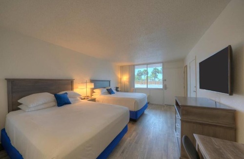 Fort Walton Beach Hotel | 2 Beachside Rooms with Onsite Pool Access | Steps to Willy's Adventure Zone