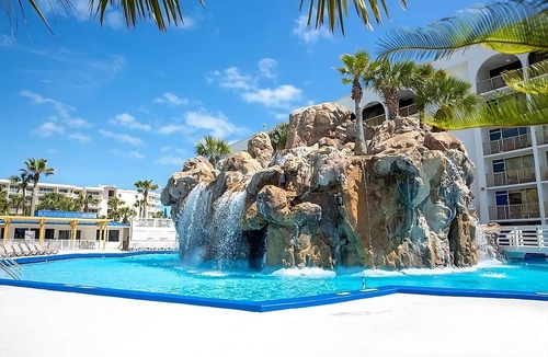 Fort Walton Beach Hotel | 2 Beachside Rooms with Onsite Pool Access | Steps to Willy's Adventure Zone