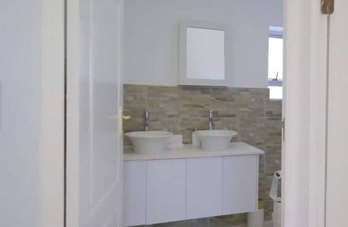 Constantia House | 2 Bedroom Apartment with Pool Access