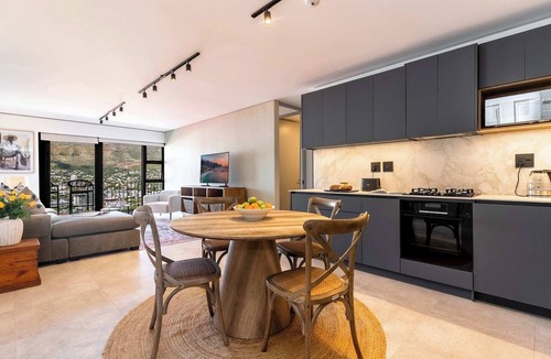 Bo'Kaap Apartment | 270 Views, Modern, Bo-Kaap -Table Mountain Majesty Apt