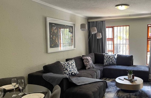 Greater Johannesburg Metropolitan Area Apartment | 3 Bedroom Apartment in the heart of Sandton