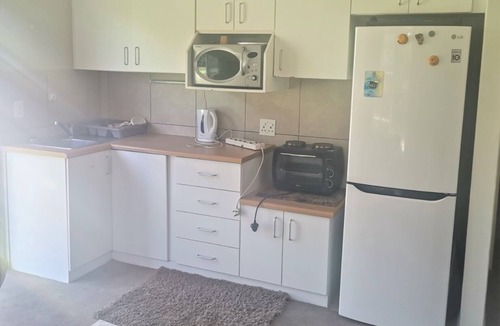 Cape Town Cottage | 5hrs back up power, Aircon, Uncapped & unlimted WIFI,5km from Blouberg beach.