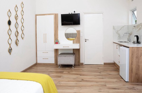 Bloubergstrand Bed & Breakfast | A peaceful and safe area, just minutes from the beach, bars, and restaurants.