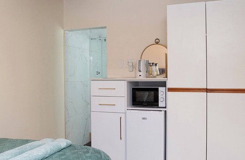 Bloubergstrand Bed & Breakfast | A peaceful and safe area, just minutes from the beach, bars, and restaurants.