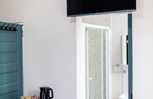 Stellenbosch House | A serene, secluded and spacious 12-person, 6-bedroom homestead in Stellenbosch.
