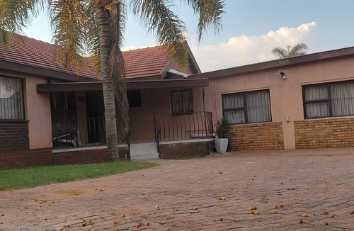 Kempton Park Cottage | Adorable 1-bedroom cottage in Kempton Park perfect for relaxing stays
