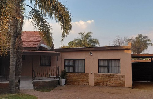 Kempton Park Cottage | Adorable 1-bedroom cottage in Kempton Park perfect for relaxing stays
