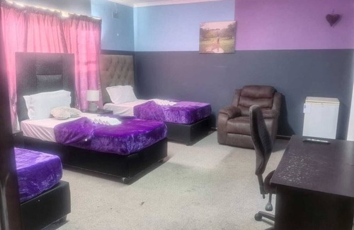 Goodwood House | Affordable guest house in Goodwood for your Crew or family.