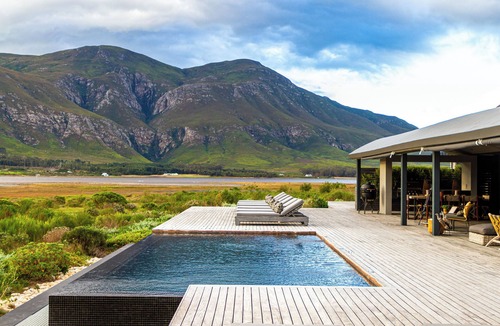 Stanford Villa | An exclusive retreat on the water's edge in a 160-hectare Fynbos wilderness.