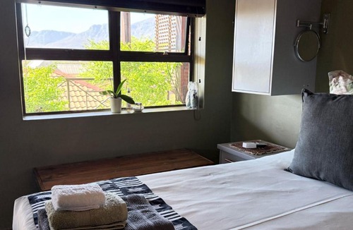 Drakenstein Apartment | Apartment with mountain and vineyard views in Wellington Self Catering free fibre-wifi aircon