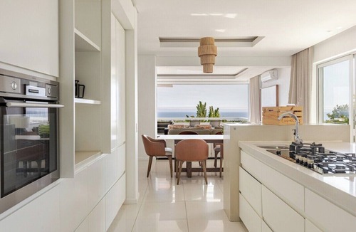 Camps Bay House | Aquatic Villa with Stunning Views: Your Paradise